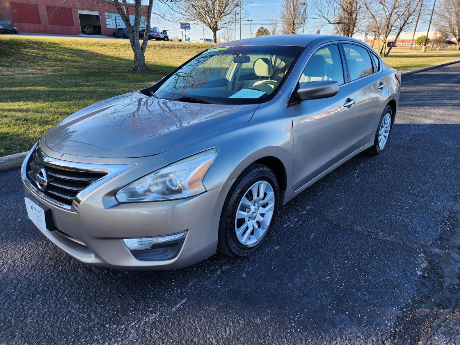 2013 Gold /BEIGE Nissan Altima 2.5 S (1N4AL3AP7DC) with an 2.5L L4 DOHC 16V engine, Automatic transmission, located at 1221 Madison St., Shelbyville, TN, 37160, (931) 680-9439, 0.000000, 0.000000 - Photo #0